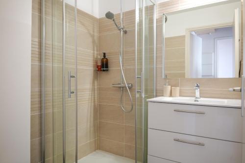 ein Badezimmer mit Dusche und Waschbecken in der Unterkunft jolie maison de vacances proche du lac de tanchet 6 personnes in La Pironnière