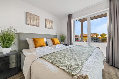 Postel nebo postele na pokoji v ubytování SeaLove 2- EG, barrierearm, Hafenblick, Terrasse, Hund, Infrarotsauna