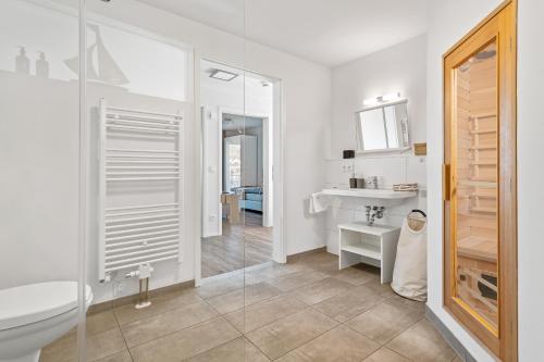 Koupelna v ubytování SeaLove 2- EG, barrierearm, Hafenblick, Terrasse, Hund, Infrarotsauna