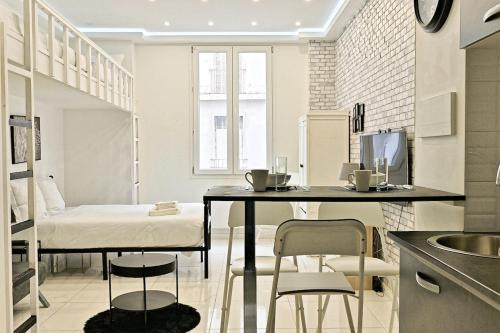 une cuisine avec une table et des chaises dans une pièce dans l'établissement Studio Cosy Proche de Montmartre Charme du 18e, à Paris