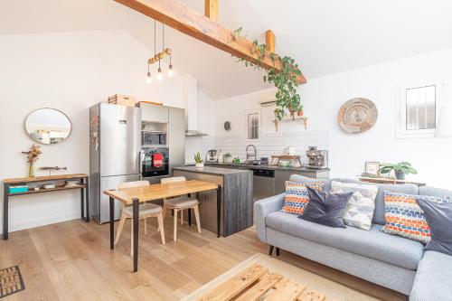 une cuisine et un salon avec un canapé et une table dans l'établissement Casa 5 Minutes Casino Of Monte Carlo, à Beausoleil