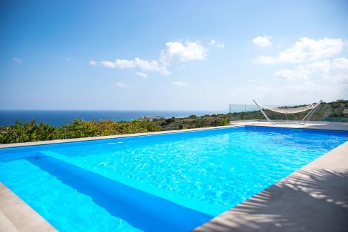 Infinity Villa with Pool, BBQ and Ping-Pong Table, 2km from the beach