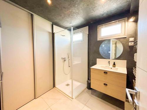 une salle de bain avec douche et lavabo dans l'établissement T3 proche de la mer avec garage, à Six-Fours-les-Plages