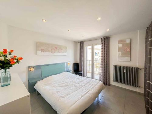 une chambre avec un grand lit dans une pièce dans l'établissement T3 proche de la mer avec garage, à Six-Fours-les-Plages