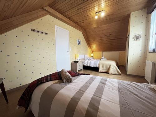 une chambre avec deux lits dans une pièce dans l'établissement L'Escale - Family home, à Granville