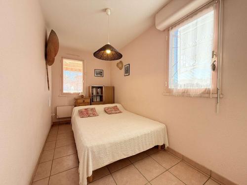 une petite chambre avec un lit et une fenêtre dans l'établissement T3- Proche plages et commerces, à Bormes-les-Mimosas