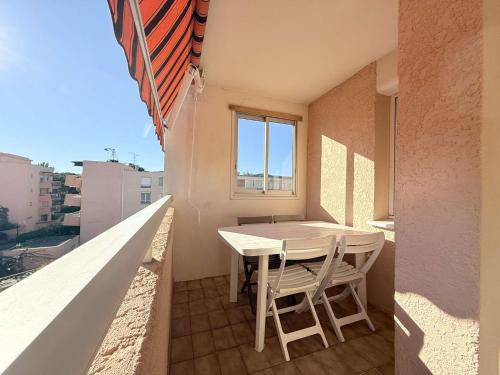 - un petit balcon avec une table et des chaises dans un bâtiment dans l'établissement T3- Proche plages et commerces, à Bormes-les-Mimosas