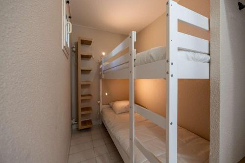 une petite pièce avec deux lits superposés dans l'établissement T2 cabine rénové/Piscine/Clim/commerces, au Lavandou