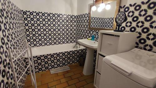 une salle de bain avec un lavabo, des toilettes et une baignoire dans l'établissement T2 en rez de jardin , proche plage de St Clair et commerces, au Lavandou