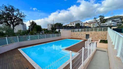 Πισίνα στο ή κοντά στο T3 spacieux- Clim- Piscine