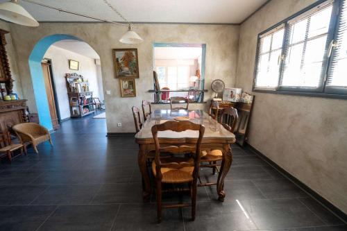 une salle à manger avec une table et des chaises en bois dans l'établissement T4 , Jardin arboré et plages à moins de 5 min à pieds, à Bormes-les-Mimosas