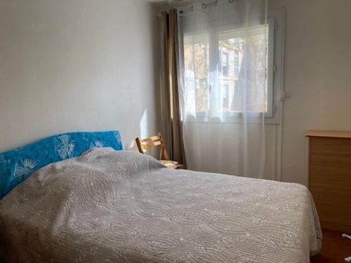 une chambre avec un lit et une fenêtre dans l'établissement T2- Piscine- Plages- Commerces, au Lavandou