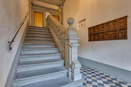 フィレンツェにあるApartments Florence - Signoria Artの階段付きの建物内の階段