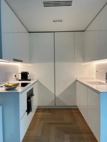 2 Ensuite Bedrooms Walk to Rossio AC
