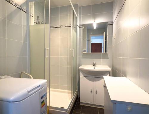 une salle de bain avec une douche, un lavabo et des toilettes dans l'établissement T2 pied dans l'eau- Vue mer- Proche commerces, au Lavandou