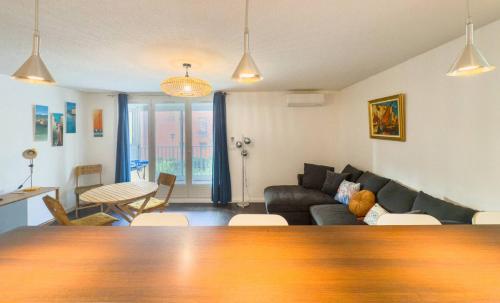 un salon avec un canapé et une table dans l'établissement T3 spacieux - climatisé - commerces - plages, au Lavandou
