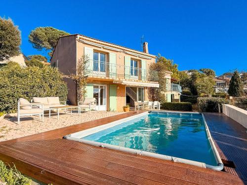 une piscine devant une maison dans l'établissement Magnifique maison avec pisicne, au Lavandou