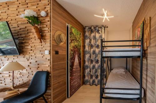 une chambre avec deux lits superposés et un bureau dans l'établissement T2- Clim- PLages- Commerces, à Bormes-les-Mimosas