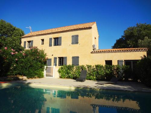 une maison et une piscine devant une maison dans l'établissement Les Olives, à Uzès