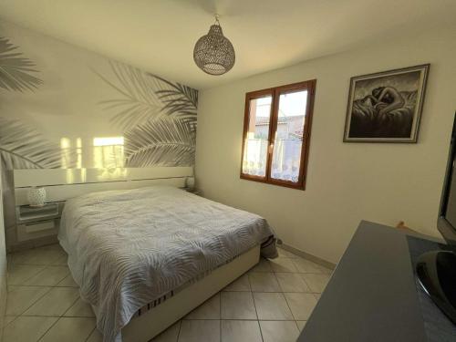 Ένα ή περισσότερα κρεβάτια σε δωμάτιο στο La Roseraie- Clim- Terrasse- Calme