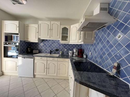 Photo de la galerie de l'établissement La Roseraie- Clim- Terrasse- Calme, à Bormes-les-Mimosas