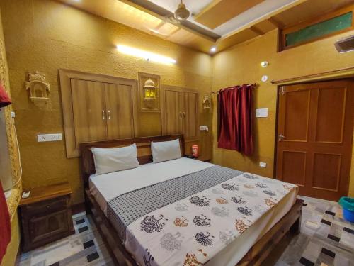 Ένα ή περισσότερα κρεβάτια σε δωμάτιο στο hotel haveli jaisalmer