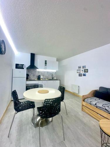 un salon avec une table, des chaises et un canapé dans l'établissement FREDANNE, appartement moderne wifi, fibre à 100m de la plage, à Canet