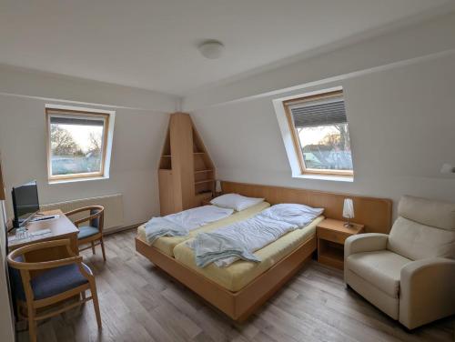 Una cama o camas en una habitación de Pension & Restaurant Haus Hiddensee