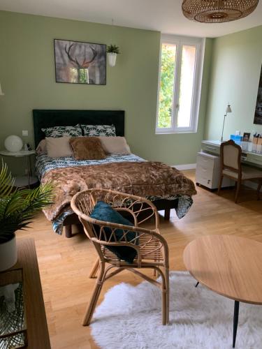 une chambre avec un lit, une chaise et une table dans l'établissement 3 chambres chez l'habitant, à Salleboeuf