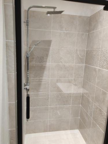 une douche avec une porte vitrée dans une salle de bain dans l'établissement COUNTRY Cottage, à Craponne-sur-Arzon