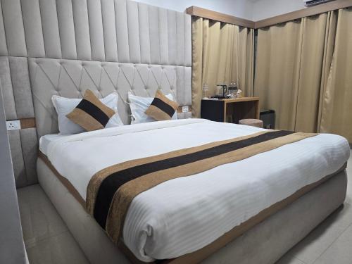 Una cama o camas en una habitación de Hotel Dayglow