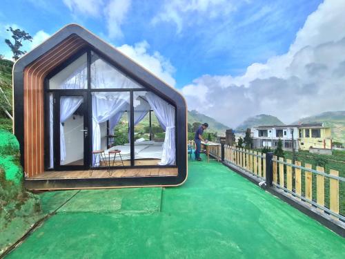a tiny house on top of a body of water at cabin view gunung in Kejajar