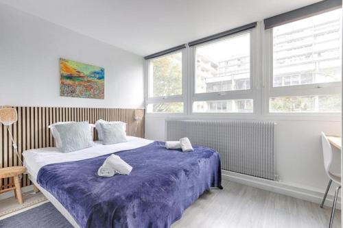- une chambre avec un lit et une couverture violette dans l'établissement Charming apartment Gambetta - Saint Fargeau II, à Paris