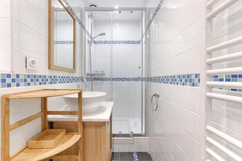 une salle de bain avec un lavabo et une douche dans l'établissement Charming apartment Gambetta - Saint Fargeau II, à Paris