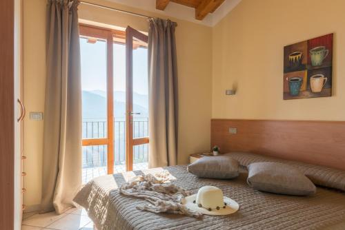 sypialnia z dużym łóżkiem i balkonem w obiekcie Residence La Berna w Tremosine Sul Garda