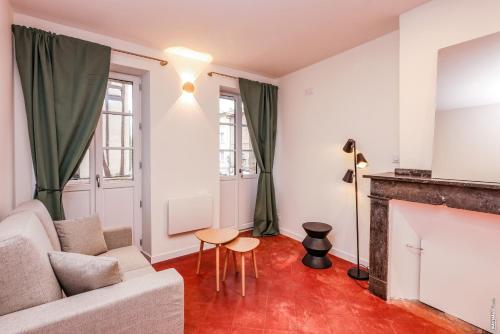 un salon avec un canapé et une cheminée dans l'établissement Le Balcon de Lavaur, à Lavaur