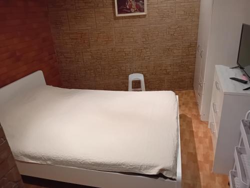 a bedroom with a white bed in a room at T1 central Anexo in Tavira