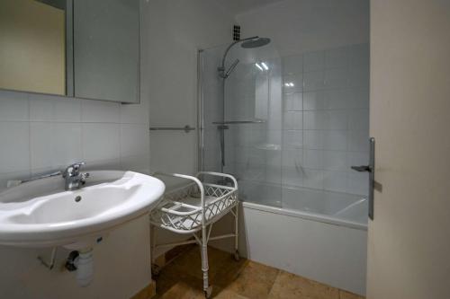 une salle de bain avec un lavabo, une douche et une baignoire dans l'établissement Le Marbello- Vue mer- Plages- Commerces, au Lavandou