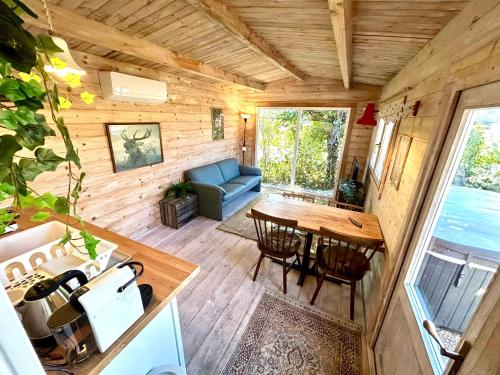 Kuchyň nebo kuchyňský kout v ubytování New Charming Scandinavian eco house with garden and jacuzzi
