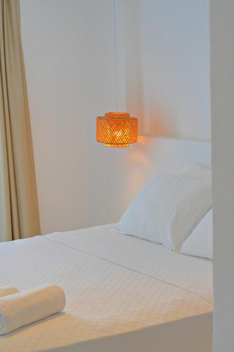 Giường trong phòng chung tại Aloha Suites
