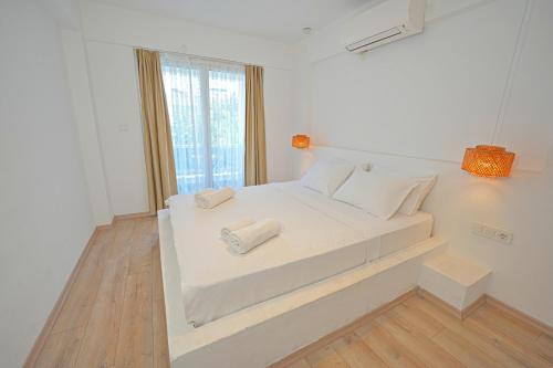Giường trong phòng chung tại Aloha Suites