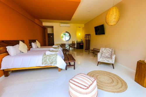 a bedroom with a bed and a living room at Hotel Wellness - Belleza y Serenidad in Boca del Río