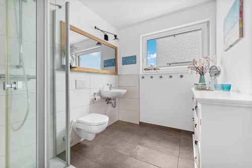 une salle de bain avec toilettes, lavabo et douche dans l'établissement Schleikubus – Ihr schwimmendes Ferienparadies im OstseeResort Olpenitz, à Olpenitz