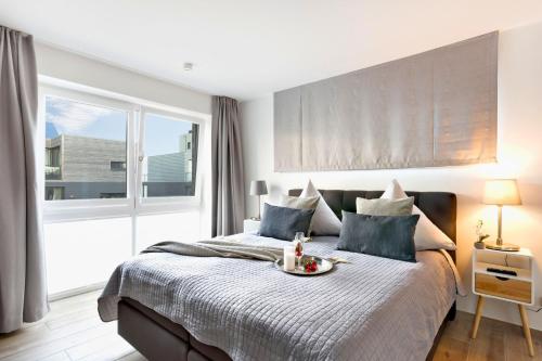Un dormitorio con una cama con una bandeja encima. en Shell 65 - On-Suite Apartment ohne Küche in Olpenitz, en Olpenitz