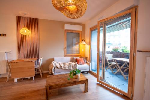 una sala de estar con un sofá y una mesa en Apt luxueux 4p avec SAUNA, Proche PARIS, Métro 4, en Bagneux