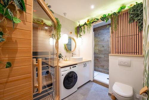 y baño con lavadora, secadora y aseo. en Apt luxueux 4p avec SAUNA, Proche PARIS, Métro 4, en Bagneux