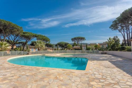 - une piscine d'eau bleue dans une cour arborée dans l'établissement Maison Longagne- Jardin, Piscine, 2 chambres, à Gassin