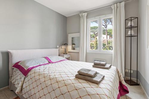 une chambre avec un lit avec deux serviettes dessus dans l'établissement Maison Longagne- Jardin, Piscine, 2 chambres, à Gassin