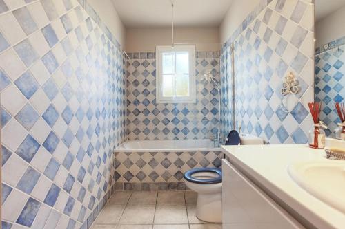 une salle de bain avec toilettes, baignoire et lavabo dans l'établissement Maison Longagne- Jardin, Piscine, 2 chambres, à Gassin