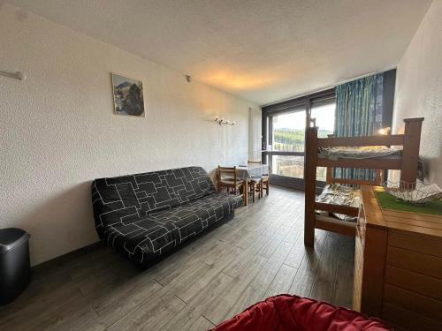 un salon avec un canapé et une table dans l'établissement Appartement cosy au pied des pistes avec balcon - Animaux acceptés - FR-1-515-53, à Villard-de-Lans